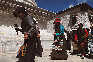 Pelgrims lopen de Kora van Tashilunpo (Shigatse)